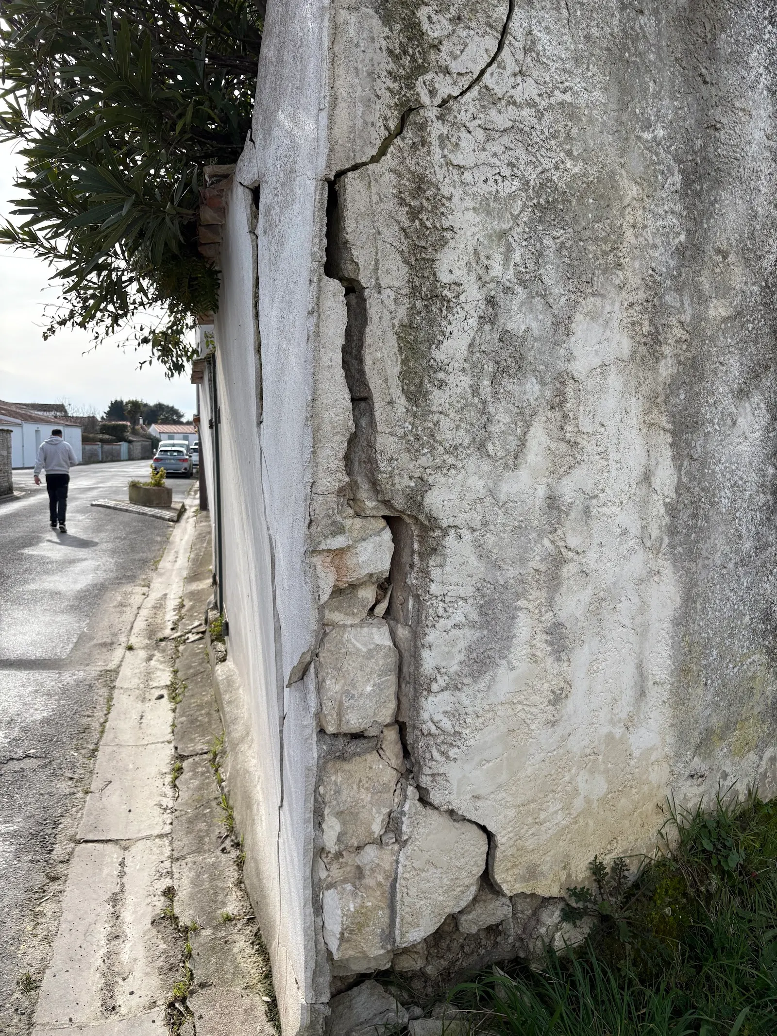 Traitement des fissures — Bordas Sonny, couvreur et peintre en Dordogne