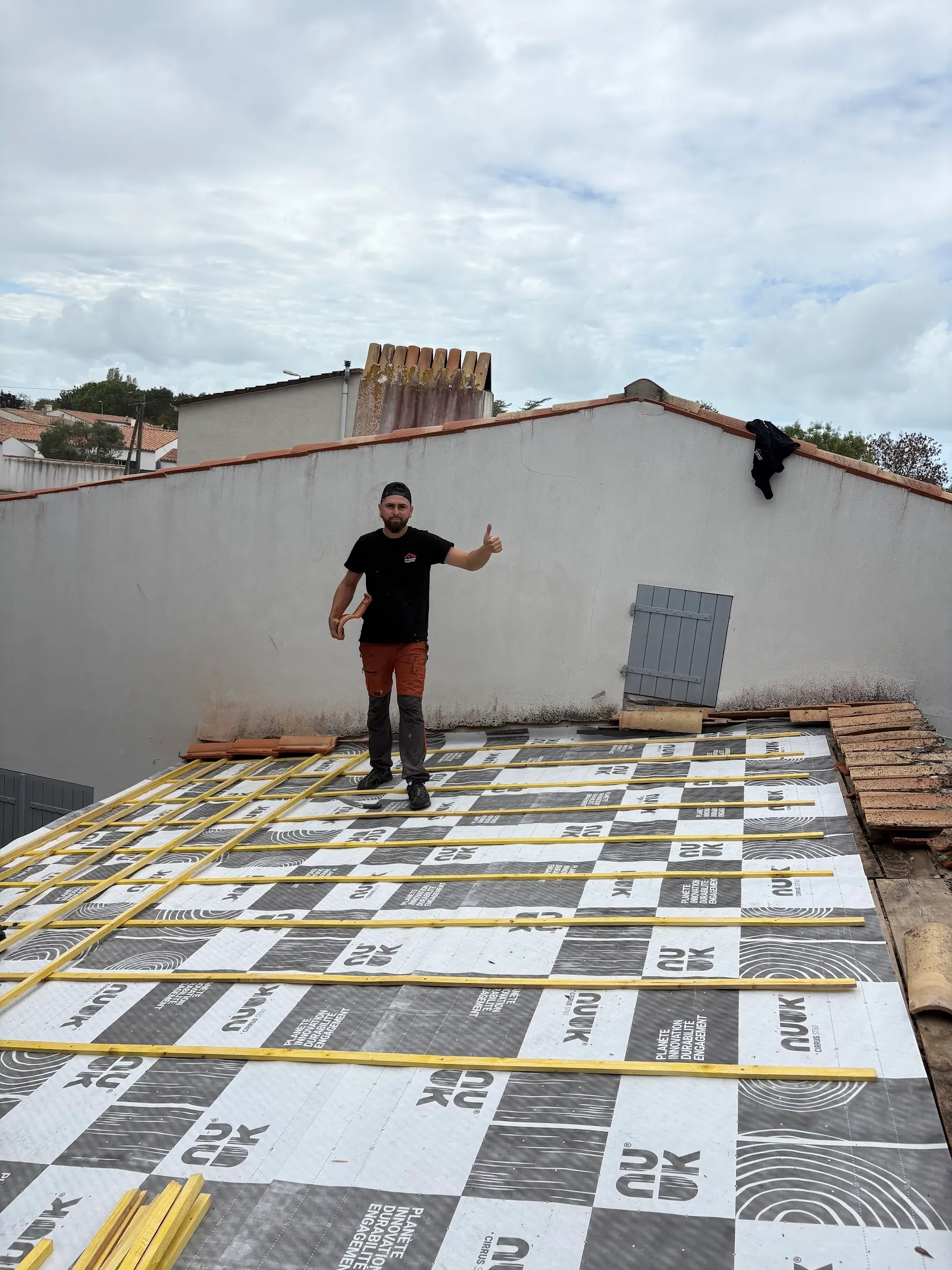 Sonny Bordas sur un toit en cours de remplacement, écran sous toiture posé — couvreur et peintre à Périgueux